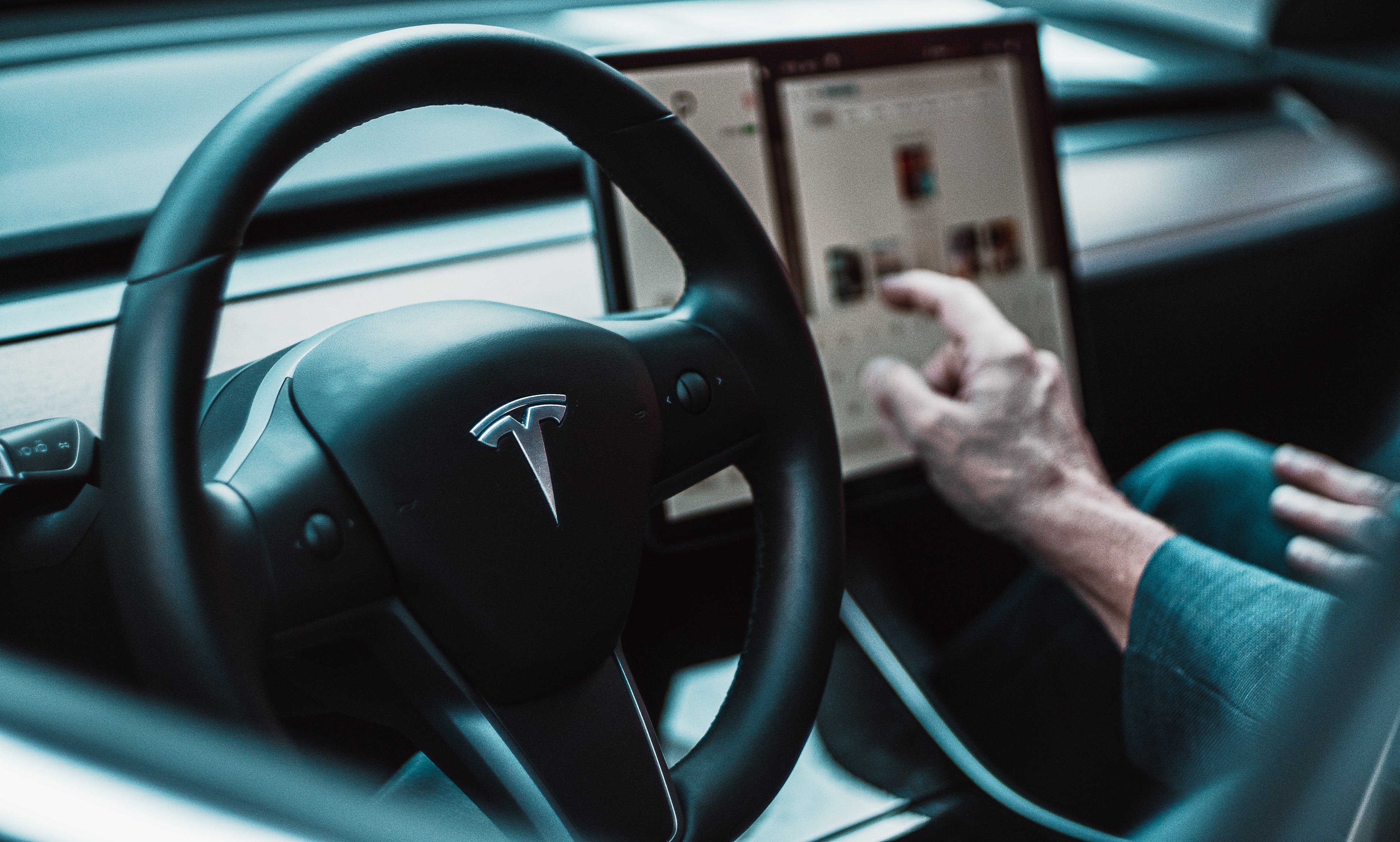 Tesla Steering Wheels for Model 3 owners. You can use new steering wheel to replace your original steering wheel.We offer yoke steering wheel, carbon fiber steering wheel, round steering wheel, LED steering wheel, etc. You can also customize any style.